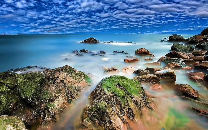 الصخور الساحلية على شاطئ البحر مع الطحالب الخضراء الفيروز المحيط الأفق السماء الزرقاء مع الشواطئ الغيوم خلفيات البحر عالية الدقة 1920 × 1200، خلفية HD