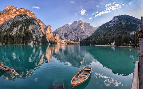 brun kanot, natur, landskap, sommar, sjö, skog, berg, kyrka, båt, morgon, Italien, reflektion, turkos, vatten, HD tapet HD wallpaper