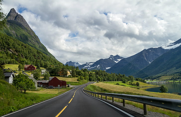昼間の白い空の下、ロッキー山脈を渡る黒い頂上道路、sykkylven、sykkylven、ロードトリップ、Sykkylven、頂上の道路、ロッキー山脈、白い空、昼間、山、自然、風景、風景、アウトドア、夏、ヨーロッパ、旅行、湖、 HDデスクトップの壁紙