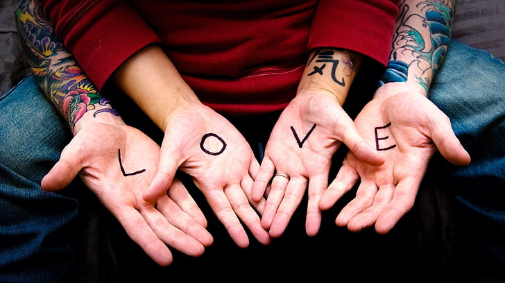 chandail rouge, bras, couple, tatouage, coeur, amour, Fond d'écran HD