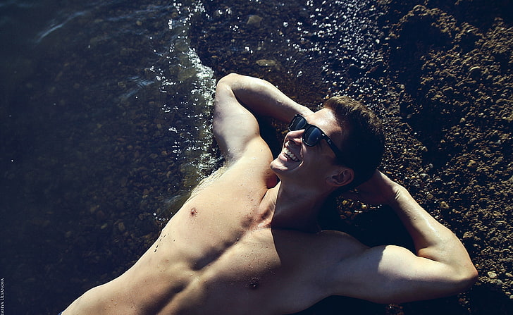 Man Sunbathing On Beach, solglasögon för män med svart ram med ramar, modeller, andra, Beach, solbad, HD tapet