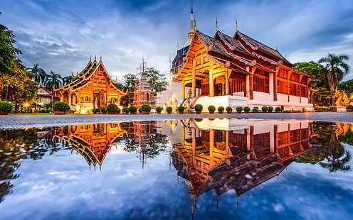 مدينة شيانغ ماي الجبلية في تايلاند معابد بوذية مزينة بالثعابين المنحوتة وات فرا سينغ من القرن الرابع عشر ووات تشادي لوانغ من القرن الخامس عشر، خلفية HD HD wallpaper