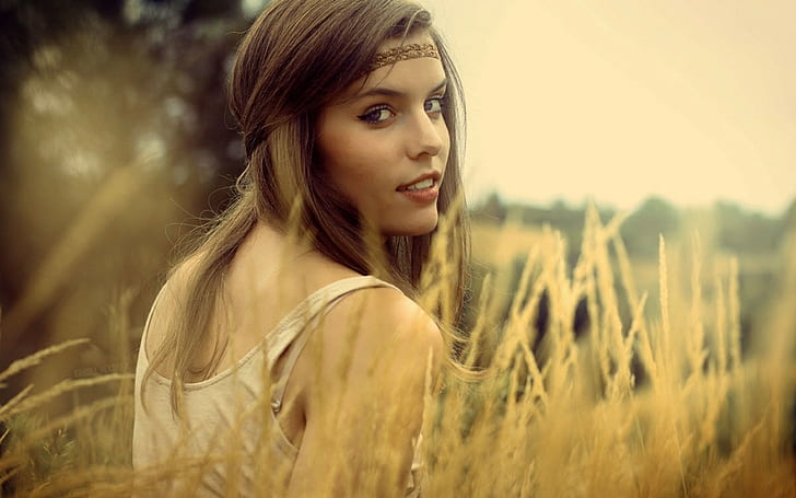 Девушка в поле, мелкий фокус фотография женщины в белой майке на зеленой траве, девушка, поле, горячие красотки и девочки, HD обои
