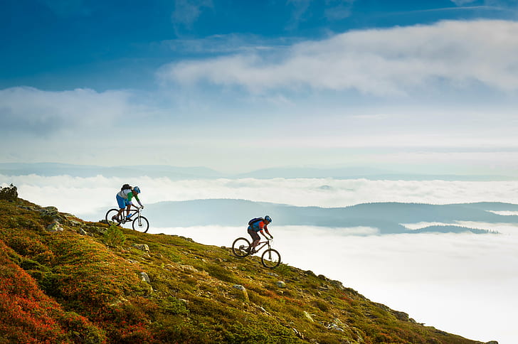 два горных велосипедиста на вершине холма в дневное время, трисиль, трисил, Трюсиль, горные байкеры, на вершине холма, день, время, лето, арена, езда на велосипеде, спорт, велосипед, на открытом воздухе, физические упражнения, здоровый образ жизни, мужчины, приключение,природа, катание на горных велосипедах, рекреационные преследования, горы, люди, горный велосипед, действия, деятельность, лето, образ жизни, HD обои