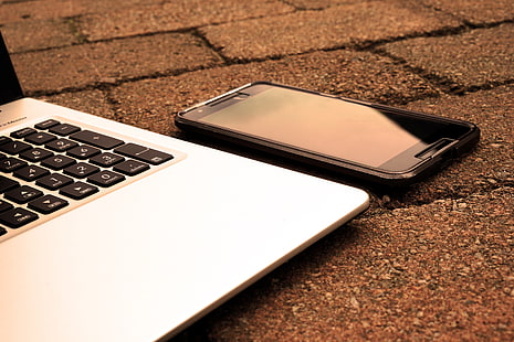 Schwarzes Android-Smartphone und grauer Laptop, Laptop, Smartphone, Technologie, HD-Hintergrundbild HD wallpaper
