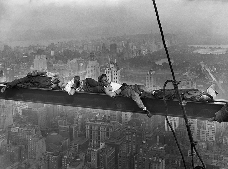 Строителни работници на височина, хора, спящи на стоманена греда, окачени на тапет на небостъргач, Черно и бяло, Строителство, Работници, височина, HD тапет