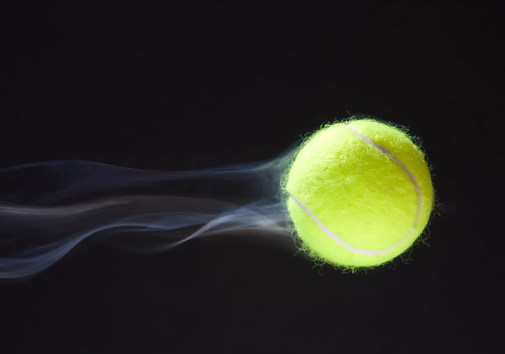 balle de tennis verte, macro, vitesse, trajectoire, train, tennis, papier peint, vol, fond bleu foncé, balle de tennis, Fond d'écran HD