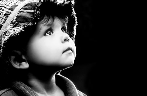 Graustufenfoto eines Kindes, Traurigkeit, Kinder, Kindheit, Einsamkeit, Kind, oben schauen, trauriger kleiner Junge, trauriger Junge, HD-Hintergrundbild HD wallpaper