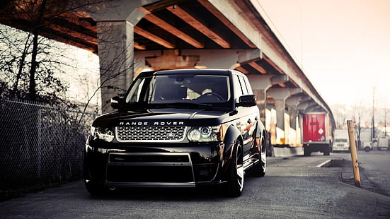 черный Land Rover Range Rover на серой асфальтовой дороге под серым бетонным мостом в дневное время, Range Rover, легковой автомобиль, городской, черный, HD обои HD wallpaper