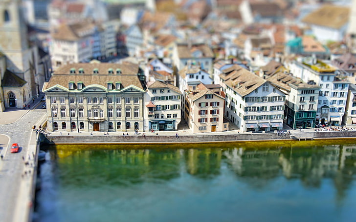 ベージュのコンクリートの建物、ティルトシフト、スイス、都市の景観、川、ヨーロッパ、建築、建物、古い建物、反射、チューリッヒ、 HDデスクトップの壁紙