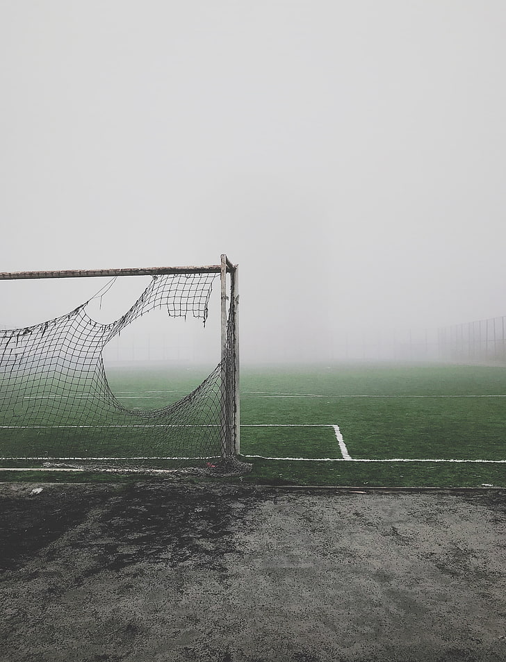 szara metalowa bramka do piłki nożnej, bramka piłkarska, podarta, mgła, trawnik, nastrój, ponury, Tapety HD, tapety na telefon