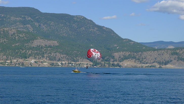 канадци от синьо небе Каква разходка! Спортни водни спортове HD Изкуство, езда, езеро, синьо небе, канадци, парасейлинг, моторна лодка, HD тапет