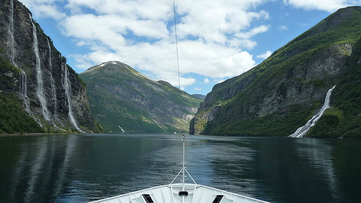 гора возле водоема, лодка, облака, горы, вода, природа, Гейрангер-фьорд, водопад Семь Сестер, Норвегия, HD обои