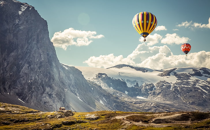 空気中の熱気球、2つの黄色と赤の熱気球、自然、山、ビュー、旅行、風景、バルーン、飛行、風景、旅、旅行、dom、空中、屋外、冒険、発見、探索、遠足、場所、訪問、熱気球、 HDデスクトップの壁紙