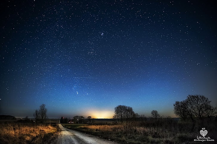 طريق رمادي تحت الليل المرصع بالنجوم ، المناظر الطبيعية ، المساء ، الصباح ، ليتوانيا ، النجوم ، السديم ، الغيوم ، الطبيعة، خلفية HD