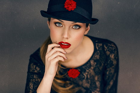 женщины, портрет, лицо, макияж, красная помада, накрашенные ногти, черная шляпа, открытый рот, HD обои HD wallpaper