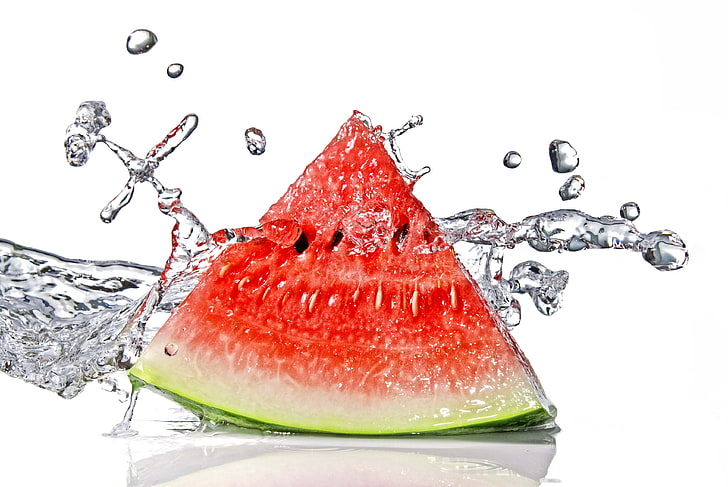 grüne Wassermelone, Wassermelonenscheibe, Stück, Schnitt, Wasser, Spray, weißer Hintergrund, HD-Hintergrundbild