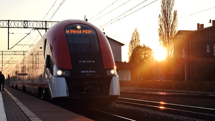 Полша, влак, жп гара, слънчеви лъчи, железопътна линия, Pesa Elf, HD тапет