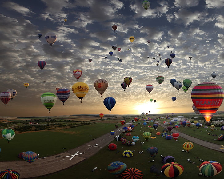 ballons à air assortis, montgolfières, paysage, nuages, Fond d'écran HD