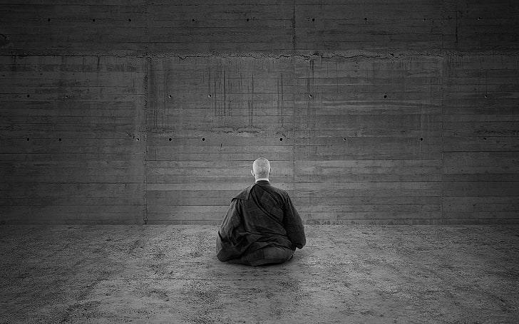 человек в черном пиджаке обои, стена, черно-белое, медитация, монах, HD обои