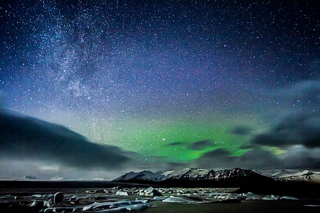 Северно сияние над покрита със сняг планина през нощта, Исландия, Исландия, Звезди, Исландия, Северно сияние, сняг, покрито, планина, нощ, Jökulsárlón, айсберг езеро, ледниково, река, зима, остров, остров, астрономия, звезда - Космос, галактика , млечен път, природа, мъглявина, съзвездие, арктика, небе, пейзаж, сияние Borealis, тъмно, космос, наука, HD тапет HD wallpaper