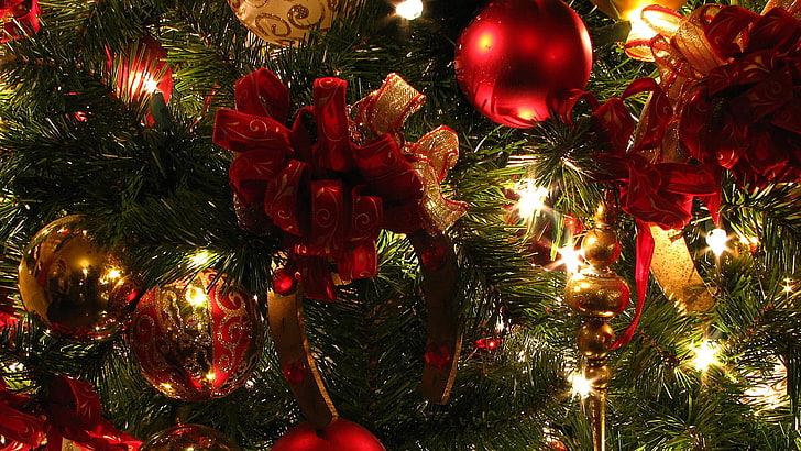 albero di Natale rosso, verde e marrone con luci stringa e palline, Natale, vacanze, ornamenti natalizi, Sfondo HD