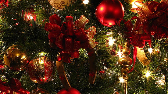 árvore de Natal vermelha, verde e marrom com luzes e enfeites, Natal, férias, enfeites de Natal, HD papel de parede HD wallpaper