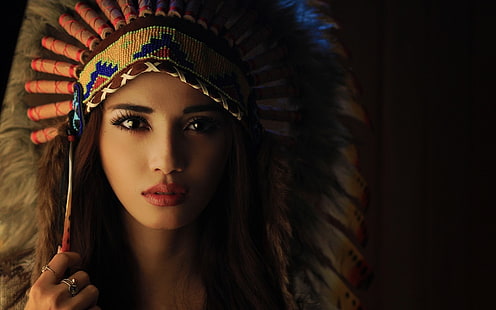 женский коричневый и разноцветный головной убор американских индейцев, женщина, носящая фотографию военного бонета, женщины, модель, брюнетка, лицо, открытый рот, индеец, головной убор, Juwita Dewi, HD обои HD wallpaper