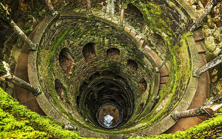 Überbleibsel eines Brunnens voller Flechten, grünem Moos, Mauern, Flechten, Wasser, Ruinen, vielfältig, HD-Hintergrundbild