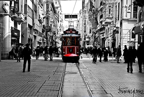 фотография избирательного цветного поезда, Стамбул, Турция, таксим, выборочная раскраска, транспортное средство, городской пейзаж, HD обои HD wallpaper