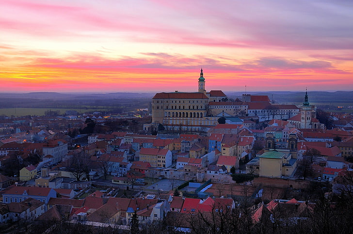 Stadthäuser, Stadt, Stadtbild, Tschechische Republik, Abenddämmerung, lila Himmel, HD-Hintergrundbild