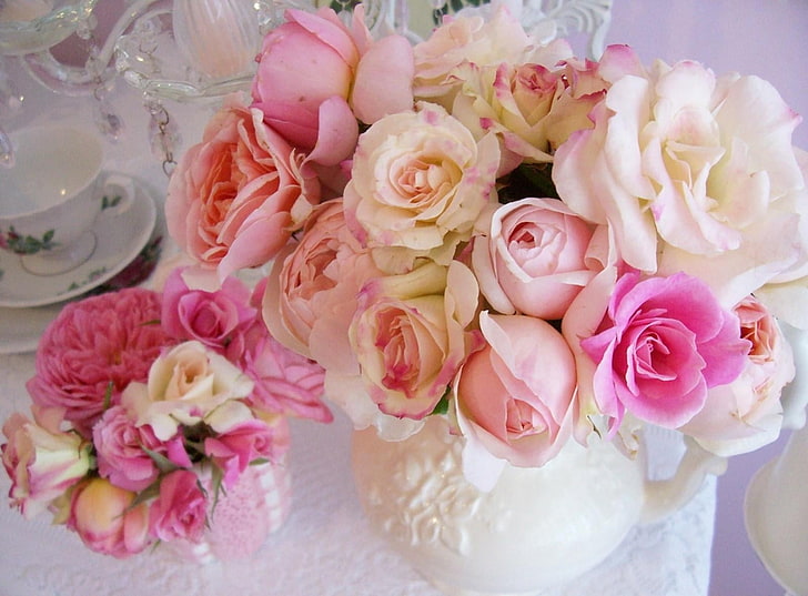 peça central de rosas cor de rosa e brancas, rosas, flores, vaso, buquê, mesa, talheres, HD papel de parede