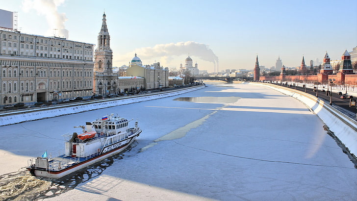biały statek, rzeka, lód, śnieg, łódź, budynek, architektura, Moskwa, miasto, pejzaż miejski, kapitał, wieża, most, stary budynek, Rosja, statek, lodołamacze, zima, dym, katedra, światło słoneczne, cień, ulica, Tapety HD