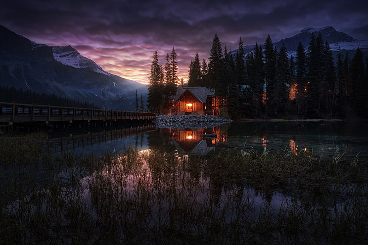 braune Holzbrücke und Hütte, Bäume, Berge, Lichter, See, am Abend, Kanada, Haus, Britisch-Kolumbien, Kanadische Rockies, Emerald Lake, Yoho-Nationalpark, HD-Hintergrundbild