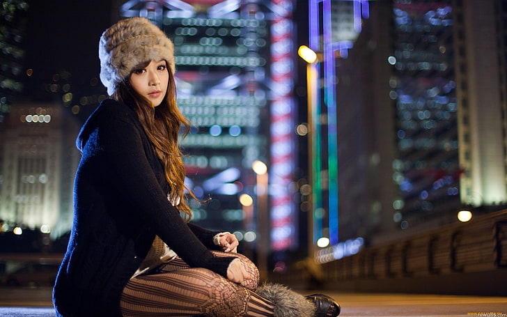 donna che indossa cappello grigio e seduto sul pavimento vicino a edifici della città, donne, città, asiatico, modello, urbano, donne all'aperto, Sfondo HD