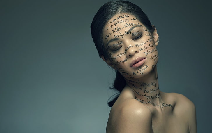 женщина с текстовым маркером на лице, математика, уравнение, женщины, модель, брюнетка, закрытые глаза, формула, HD обои