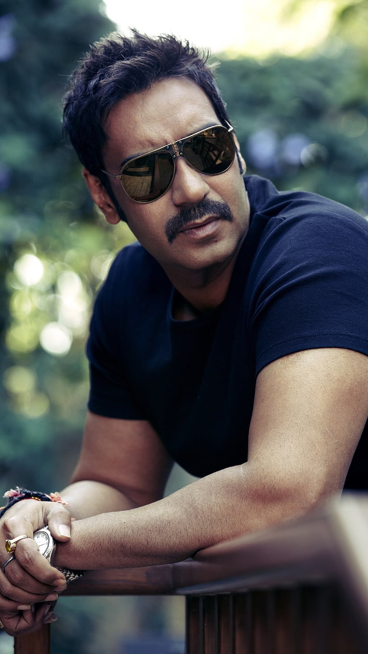 Ajay Devgan indossando occhiali da sole, t-shirt girocollo nera da uomo, celebrità maschili, Ajay Devgan, bollywood, attore, occhiali da sole, Sfondo HD, sfondo telefono