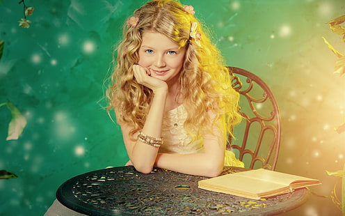 Süßes Mädchen, blondes Haar, Lächeln, Tisch, Buch, Licht, Süßes Mädchen, blondes Haar, Lächeln, Tisch, Buch, Licht, HD-Hintergrundbild HD wallpaper