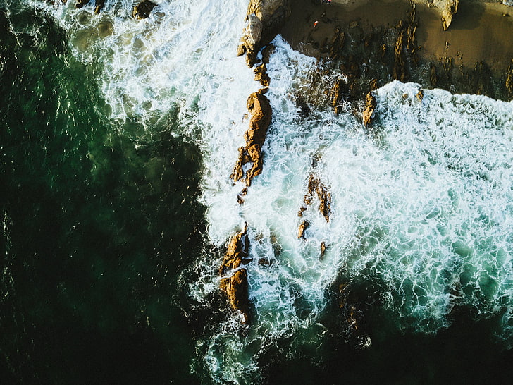 синий пляж, аэрофотосъемка скальных образований у берега, вид с воздуха, скалистый берег, HD обои