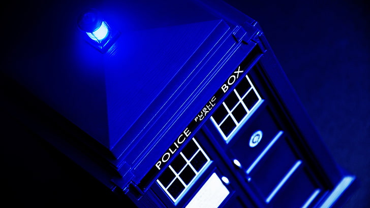 كمبيوتر محمول باللونين الأسود والرمادي ، دكتور هو ، الطبيب ، TARDIS ، تلفزيون، خلفية HD