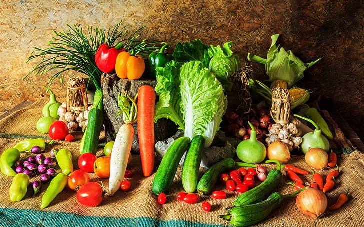 разнообразные овощи на коричневой поверхности, еда, овощи, морковь, салат, кукуруза, перец, чеснок, баклажаны, огурцы, помидоры, лук, лук-шалот, HD обои