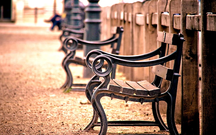 fauteuil noir et marron près d'une clôture en bois marron, profondeur de champ, banc, clôture en bois, urbain, parc, Fond d'écran HD