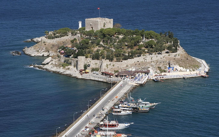 Edificio de hormigón blanco y marrón, isla, mar, Turquía, Fondo de pantalla HD