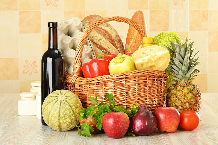 frutas variadas en cesta de mimbre marrón, vino, rojo, cesta, manzanas, botella, huevos, queso, arco, pan, pimiento, fruta, piña, verduras, repollo, Fondo de pantalla HD
