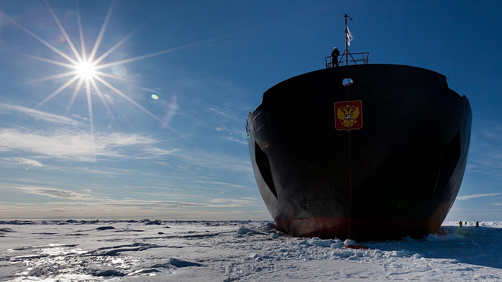 czarno-brązowy statek, statek, ładunek, cień, zima, lód, śnieg, rosyjski, słońce, chmury, lodołamacze, mężczyźni, liny, flaga, herb, światło słoneczne, Tapety HD