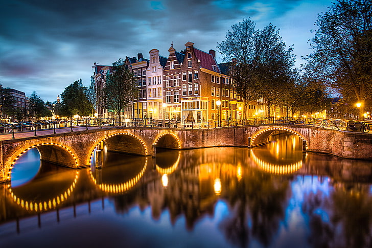 jembatan beton coklat dengan cahaya, langit, air, pohon, awan, jembatan, kota, lampu, refleksi, sungai, rumah, malam, penerangan, Amsterdam, saluran, Belanda, jalan, Belanda, Wallpaper HD