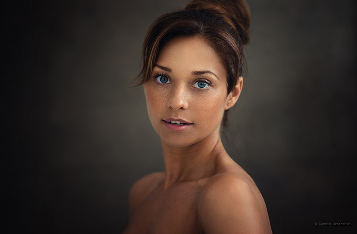 Frauen, Gesicht, Porträt, einfacher Hintergrund, nackte Schultern, blaue Augen, Dennis Drozhzhin, HD-Hintergrundbild