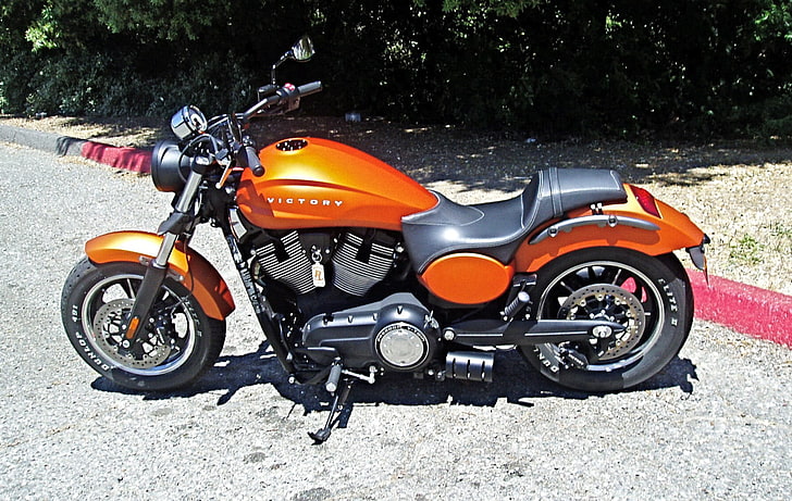 rotes und schwarzes Kreuzermotorrad, Motorrad, Siegesrichter, Harley-Davidson, HD-Hintergrundbild