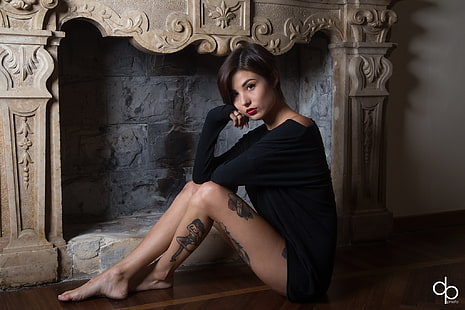 wanita, Giorgia Soleri, lipstik merah, berambut cokelat, duduk, di lantai, tato, rambut pendek, potret, Wallpaper HD HD wallpaper