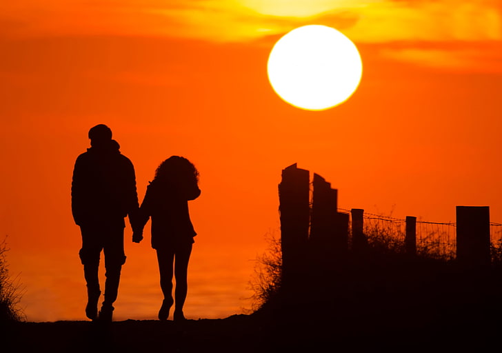 silhueta de homem e mulher de mãos dadas enquanto caminhava papel de parede, o sol, par, silhuetas, HD papel de parede